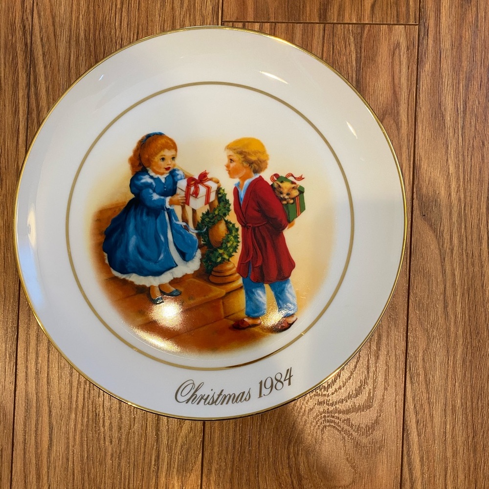 Vintage Avon Christmas plate 1984